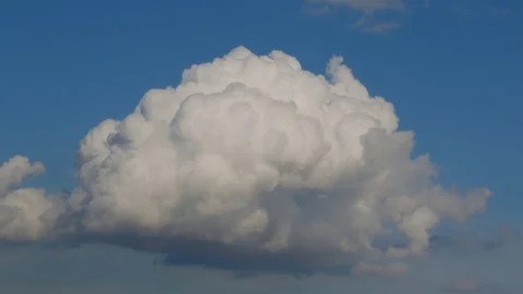Moving Dramatic Single Cloud On A Blue Sky 스톡 동영상 120598939