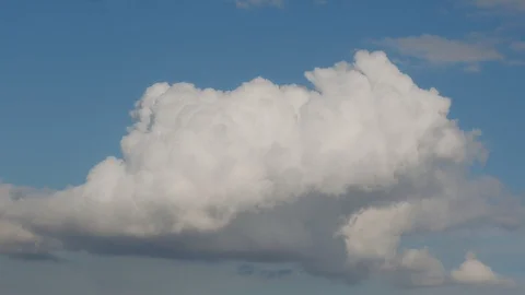 Moving Dramatic Single Cloud On A Blue Sky 스톡 동영상 120609656