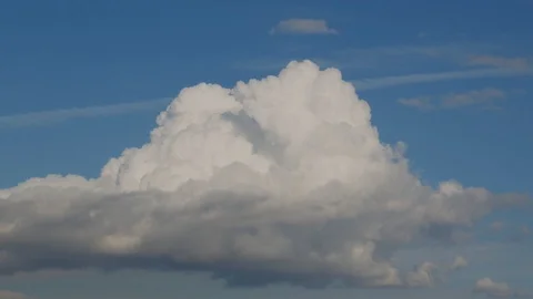 Moving Dramatic Single Cloud On A Blue Sky Видео 120624996