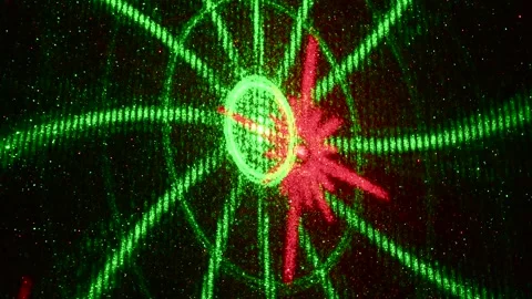 Moving drawings with rays of light of green and red colors on a black background 動画素材 305020422