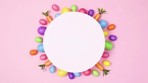 Moving eggs around under paper card note on pastel pink background. Stop motion Vídeo Stock 150070364