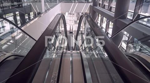 Moving escalator in interior of office building Stock-Fotos