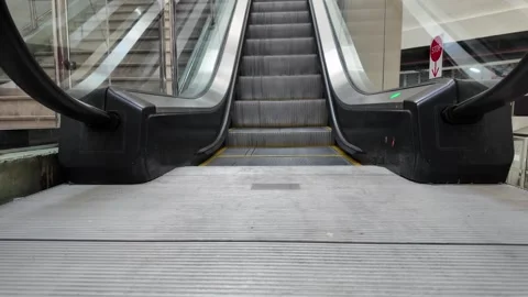 Moving Escalator Upwards in Modern Building Interior Vídeo Stock 330478085