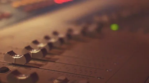 Moving faders of audio desk 動画素材 48634667