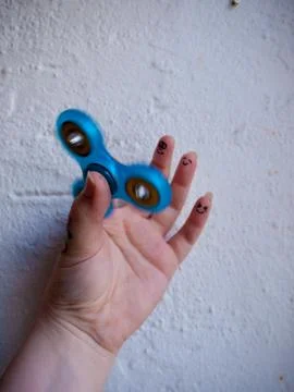 Moving Fidget Spinner in Hand Foto stock