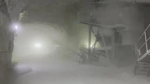 A moving frame with equipment operating in a salt mine. 動画素材 301041656