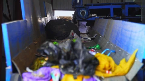 Moving garbage on conveyors. 4k (UHD) Vidéo 112260675