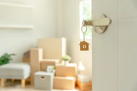 Moving house, relocation. The key was inserted into the door of the new hou.. Foto stock