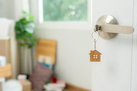 Moving house, relocation. The key was inserted into the door of the new hou.. Foto stock