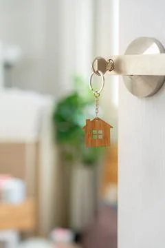 Moving house, relocation. The key was inserted into the door of the new hou.. Foto stock