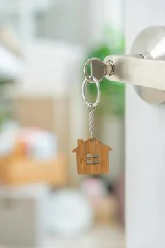 Moving house, relocation. The key was inserted into the door of the new hou.. Foto stock