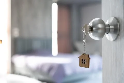 Moving house, relocation. The key was inserted into the door of the new hou.. 库存照片