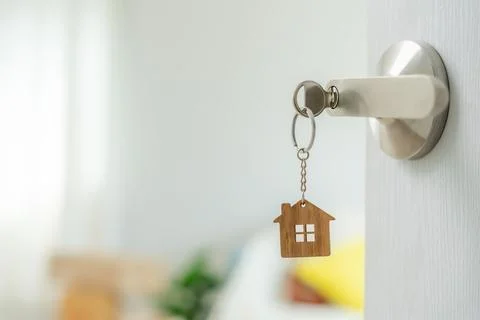 Moving house, relocation. The key was inserted into the door of the new hou.. 库存照片