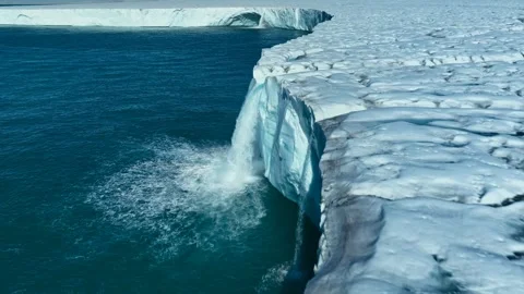 A moving image from above of the melting of the vast polar ice caps Video stock 339300380