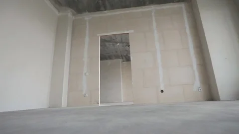 Moving in new home. Overview of empty room with bare walls, ceiling, floor Video stock 81219763