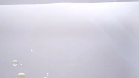 Moving oil bubbles in water. Floating oil bubbles on water surface. Vidéo 188692783