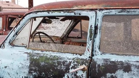 Moving into old car during a light snow Vídeo Stock 100741180