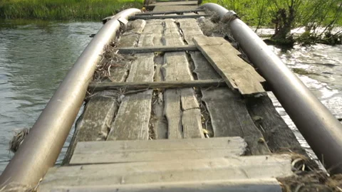 Moving over the old bridge 库存影片 95941101