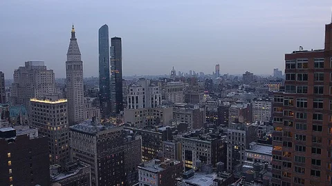 Moving Panoramic View over Manhattan from Skyscraper Rooftop during sunset Video stock 92578605