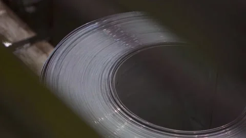 Moving a roll of metal sheets on a conveyor. Vidéo 187572665