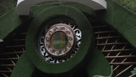 A moving round shaped mirror 스톡 동영상 161111632