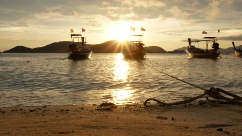 Moving sea wave water at sandy beach and moving thai flag on long tail boat t Stock-Footage 101397284
