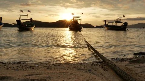 Moving sea wave water at sandy beach and moving thai flag on long tail boat t Stock-Footage 101397632