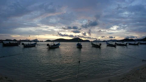 Moving sea wave water at sandy beach and moving thai flag on long tail boat t Stock-Footage 101403723
