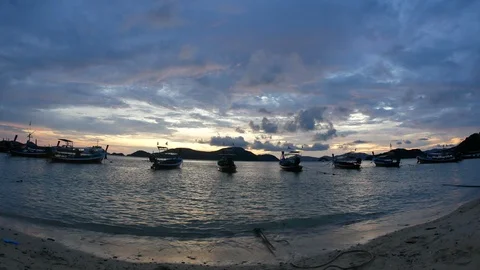 Moving sea wave water at sandy beach and moving thai flag on long tail boat t Stock-Footage 101404479