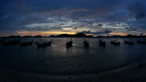 Moving sea wave water at sandy beach and moving thai flag on long tail boat t Stock-Footage 101405295