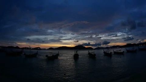 Moving sea wave water at sandy beach and moving thai flag on long tail boat t Stock-Footage 101405372
