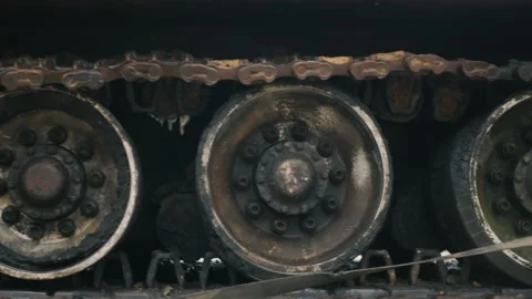 Moving shot of destroyed rusty soviet tank caterpillar Vidéo 197636317