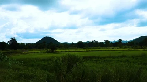 Moving shot showcasing stunning cloud formations, a picturesque sky, majestic mo Vídeo Stock 321861957