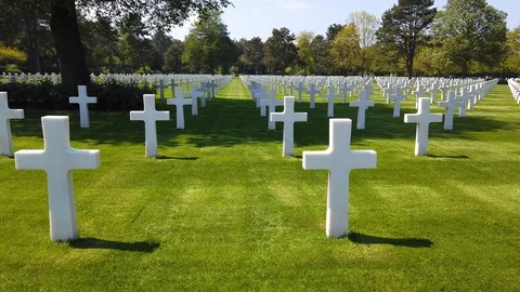 Moving shot through the World War Two Normandy American Cemetery in France. 库存影片 133579213