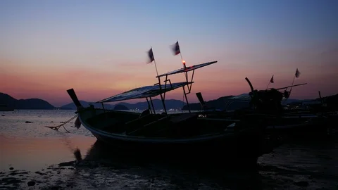 Moving Thai flag and red light blinker on long tail boat park on sea beach wi Video stock 99006970