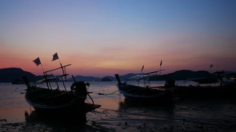 Moving Thai flag and red light blinker on long tail boat park on sea beach wi Stock-Footage 99007126