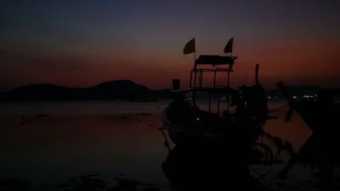 Moving Thai flag and red light blinker on long tail boat park on sea beach wi Stock-Footage 99007738