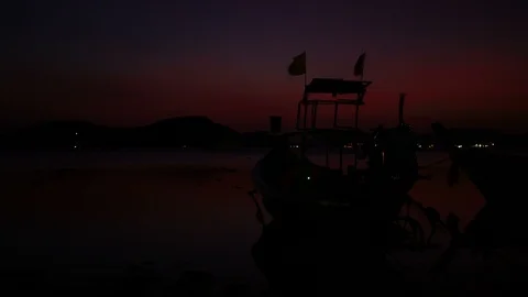Moving Thai flag and red light blinker on long tail boat park on sea beach wi Stock-Footage 99007808