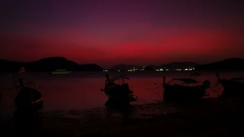 Moving Thai flag and red light blinker on long tail boat park on sea beach wi Stock-Footage 99008497
