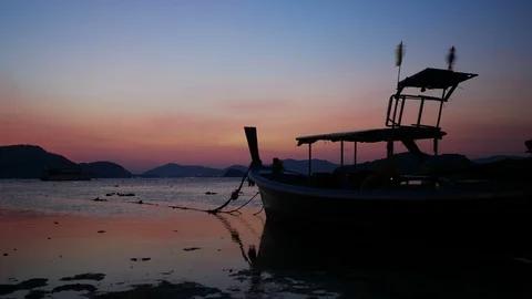 Moving Thai flag on long tail boat park on sea beach with low tide sea and si Video stock 99007750