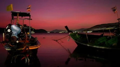 Moving Thai flag on long tail boat park on sea beach with low tide sea and si Stock-Footage 99008966
