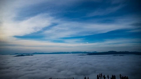 Moving thick white clouds - Time lapse Vídeos de archivo 118578870