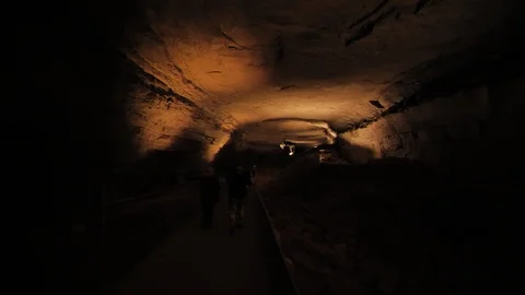 Moving Through the Large Passages of Mammoth Cave National Park 스톡 동영상 96751523