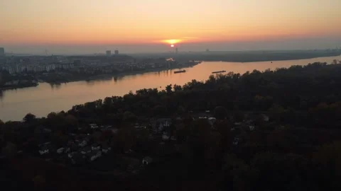 Moving Through Twilight: Belgrade, Dorcol, and the Rivers at Sunset 库存影片 292911217