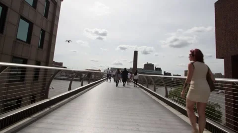 Moving Time lapse of Millennium Bridge London Vídeos de archivo 65791893