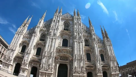 Moving time lapse walking towards Duomo Video stock 136903848