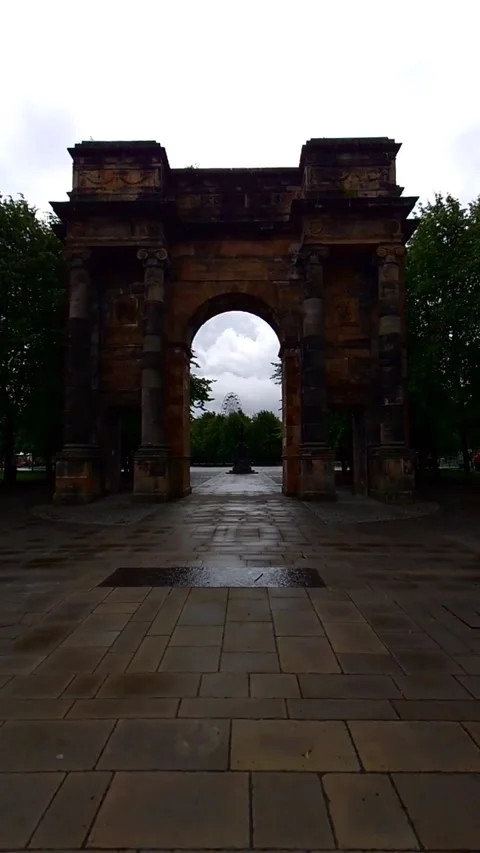 Moving towards a large sandstone arch in the city - Vertical Video Video stock 200401675