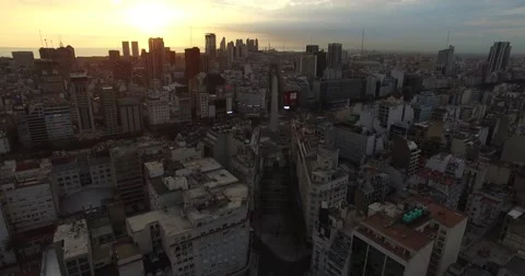 Moving towards the obelisk through Diagonal Norte Street, panning aerial scene Vídeo Stock 56226264