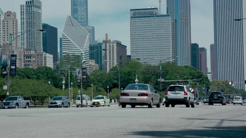 Moving traffic with Chicago Panorama 스톡 동영상 79849861