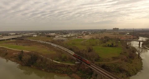 Moving Train along Buffalo Bayou and I 69 Downtown Houston 库存影片 124748545